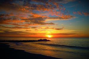 um pôr do sol na praia com o oceano em The sea within sight em Frontignan