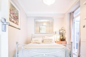 A bed or beds in a room at Top Properties Chelsea 