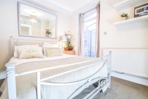 A bed or beds in a room at Top Properties Chelsea 