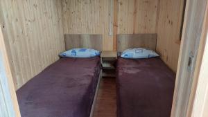 Ένα ή περισσότερα κρεβάτια σε δωμάτιο στο Sevan - Tsovazard Wooden House