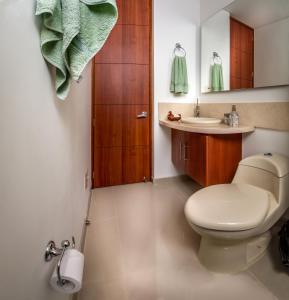 a small bathroom with a toilet and a sink at Apartamento - Condominio Zazué in Santa Marta
