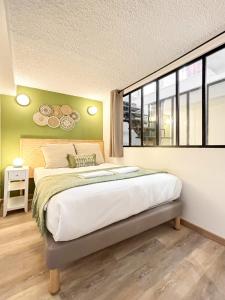 Un dormitorio con una cama y una ventana grande. en Hoche Apartment - PSG, en Le Pré-Saint-Gervais 138 fotos más