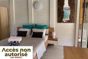 Postel nebo postele na pokoji v ubytování Suite Lagoon climatisée avec piscine, spa privatif