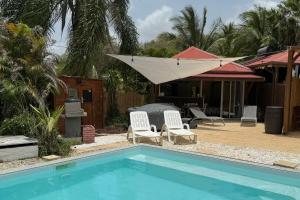Bazén v ubytování Suite Lagoon climatisée avec piscine, spa privatif nebo v jeho okolí