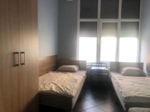 Ένα ή περισσότερα κρεβάτια σε δωμάτιο στο Noclegi Szóstka
