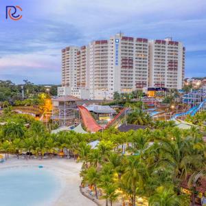 eine Luftaufnahme eines Resorts mit einem Wasserpark in der Unterkunft Resort Whyndham Royal Star Hotels Olímpia - Thermas dos Laranjais in Olímpia + 10 Fotos