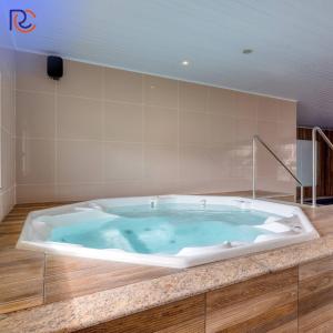 eine große Badewanne in einem Badezimmer mit in der Unterkunft Resort Whyndham Royal Star Hotels Olímpia - Thermas dos Laranjais in Olímpia