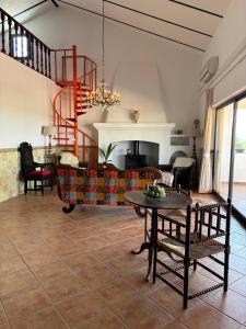 un soggiorno con un divano e un tavolo di Quinta Monte da Azinheira a Amareleja