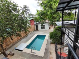 an overhead view of a swimming pool in a backyard at Banhom Pool villa บ้านหอมพูลวิลล่า in Ban Tha Ton Thong