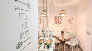 een eetkamer met een glazen tafel bij Rincón del Atlántico in Rota