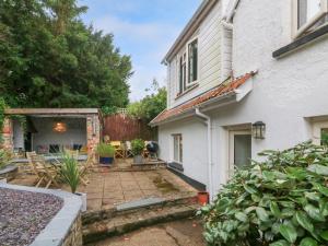 a backyard of a white house with a patio at Tawstock View in Barnstaple