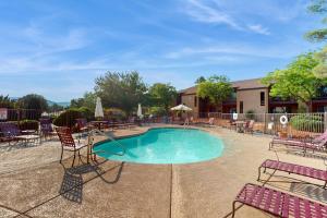 a small swimming pool with chairs and a table at Sedona Sunrise II Holiday in Sedona