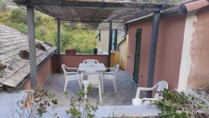 莱万托Soleluna的凉亭下有桌椅的露台
