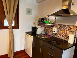 Una cocina o zona de cocina en Cabaña El Valle