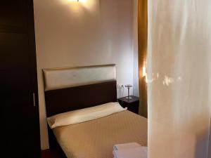 Un dormitorio pequeño con una cama en una habitación. en Cabaña El Valle, en Pedroso de Acim