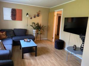 un soggiorno con un divano e un tavolo di Dalens Guesthouse Sortland Vesterålen a Sortland