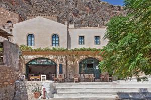 een gebouw met tafels en stoelen ervoor bij Byzantino Boutique Hotel in Monemvasia