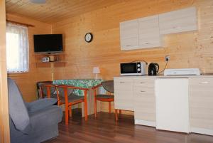 a small kitchen with a table and a microwave at Mandarynka OW in Jarosławiec