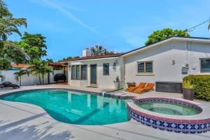una piscina davanti a una casa di Coquina Treasure a Seminole