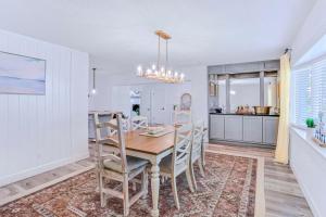 una cucina e una sala da pranzo con tavolo e sedie di Coquina Treasure a Seminole