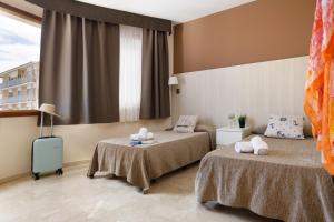 Posteľ alebo postele v izbe v ubytovaní Hotel Alguer