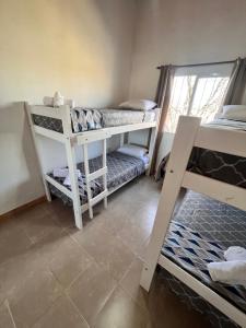 Postel nebo postele na pokoji v ubytování Hospedaje LH segundo A a 15 minutos del aeropuerto de Ezeiza + 3 fotografie