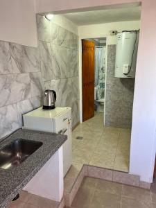 Kuchyň nebo kuchyňský kout v ubytování Hospedaje LH segundo A a 15 minutos del aeropuerto de Ezeiza