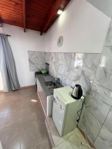 Kuchyň nebo kuchyňský kout v ubytování Hospedaje LH segundo A a 15 minutos del aeropuerto de Ezeiza