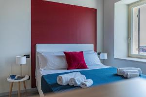 a bedroom with a bed with towels on it at Verona Skyline Apartments - Appartamento 9D in Verona