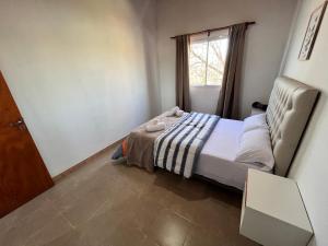 Postel nebo postele na pokoji v ubytování Hospedaje LH segundo A a 15 minutos del aeropuerto de Ezeiza