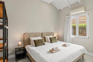 Postel nebo postele na pokoji v ubytování Exclusive Villa - Private Pool - Vredenberg Village + 34 fotografií