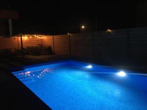 The swimming pool at or close to Piscina de sal Barbacoa Wifi, Parking Gratis, 3 min PGA Casa El Roble