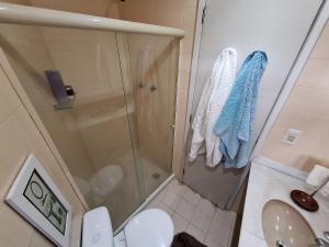 Un baño con ducha, inodoro y lavabo. en Quarto em Apto confortável 10 min da praia do Recreio RJ, en Río de Janeiro 11 fotos más