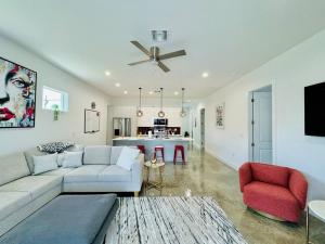 Istumisnurk majutusasutuses The Pickleball Haven of Naples - Gray Supreme