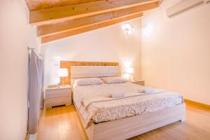 1 dormitorio con cama grande y techo de madera en Stazione 200m - Wifi - Aria condizionata - Smart TV, en Parma