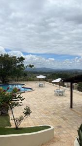 Piscina de la sau aproape de Flat Condomínio Topo da Montanha 508