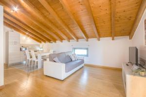 una sala de estar con un sofá y una mesa en Stazione 200m - Wifi - Aria condizionata - Smart TV, en Parma