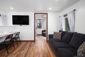 TV a/nebo společenská místnost v ubytování CB Cozy Alaskan Getaway Minutes from Downtown