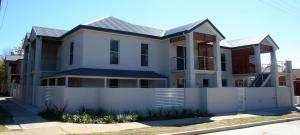 una casa con una valla blanca delante en Encore Apartments, en Bathurst