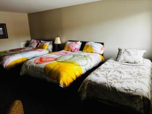 Postel nebo postele na pokoji v ubytování Fundy Line Motel