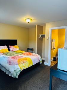 Postel nebo postele na pokoji v ubytování Fundy Line Motel