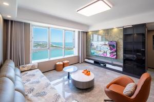TV a/nebo společenská místnost v ubytování Cloud & Sea Boutique Apartment