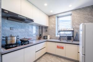 Kuchyň nebo kuchyňský kout v ubytování Cloud & Sea Boutique Apartment