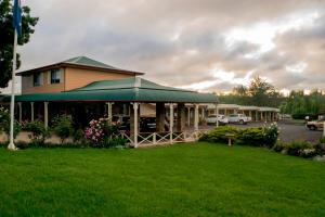 A garden outside Rest Point Motor Inn