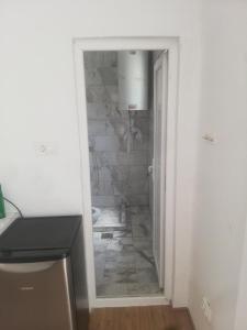 ein Badezimmer mit Waschbecken und einer Steinwand in der Unterkunft Hostel Vintage in Ohrid + 54 Fotos
