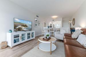 TV a/nebo společenská místnost v ubytování Casa E 106 Bay View Ground Floor Fully Updated
