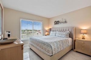 Un dormitorio con una cama y una ventana grande. en New Listing Bahia Vista 8 411 2BD 2BA, en Tierra Verde 32 fotos más
