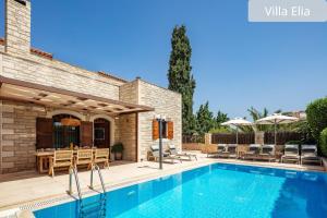 dom z basenem i patio w obiekcie Atsipopoulo Villas w mieście Atsipopoulo