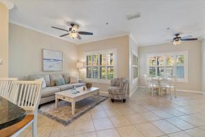 una sala de estar con un sofá y una mesa en Beachway One Bedroom Paradise Your Tranquil, en Redington Shores