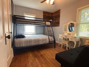 una camera con due letti a castello e una scrivania di Blue Birdhouse - Indiana Dunes - Pet Friendly a Chesterton